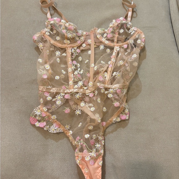 Boohoo - Strawberry Ruffle Bustier - S - Picture 4 of 4